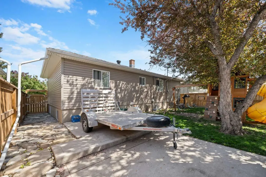 2219 41 Street SE Calgary AB T2B 1C8