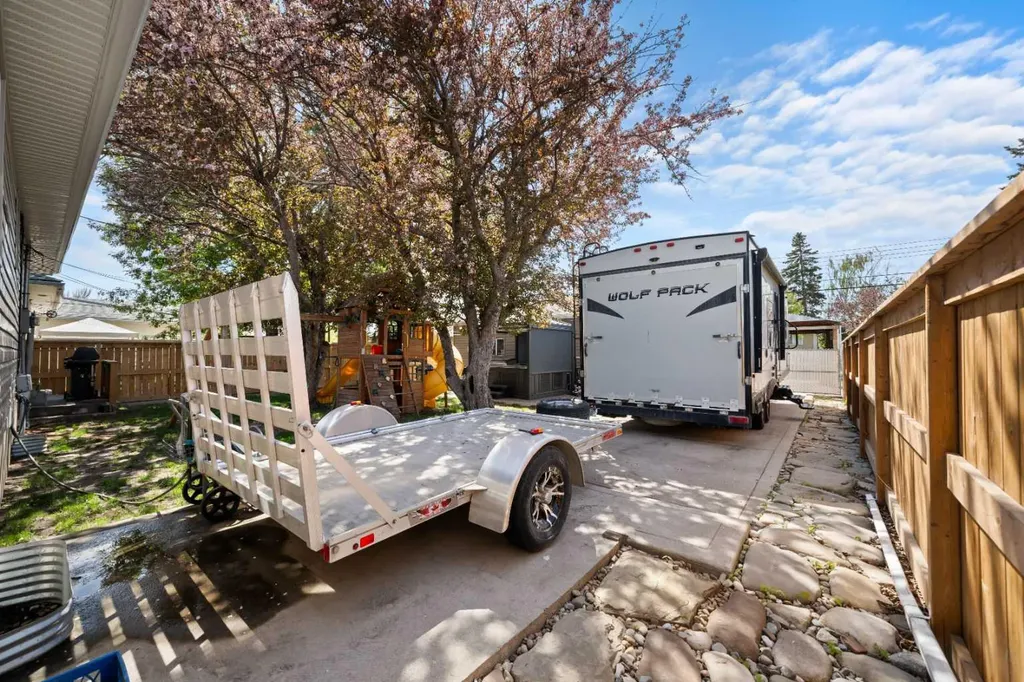 2219 41 Street SE Calgary AB T2B 1C8