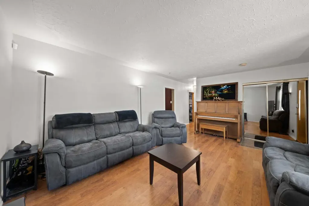 2219 41 Street SE Calgary AB T2B 1C8