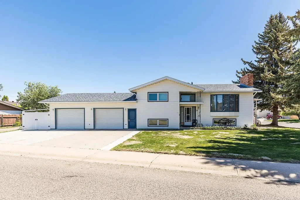 9 Rossmere Avenue SE Medicine Hat AB T1B2P4