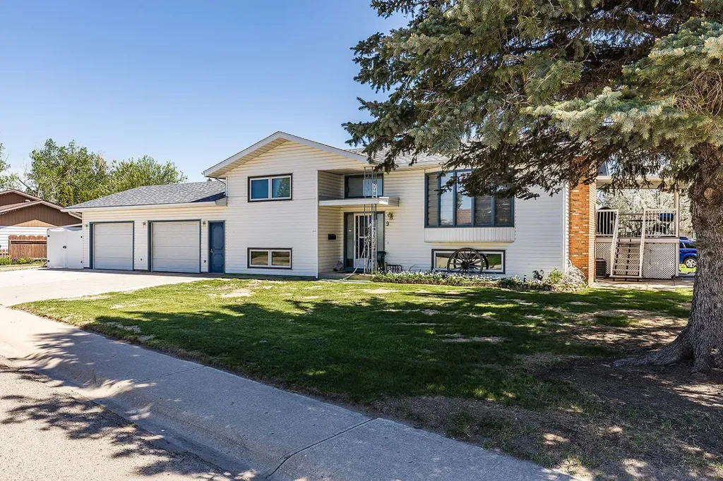 9 Rossmere Avenue SE Medicine Hat AB T1B2P4