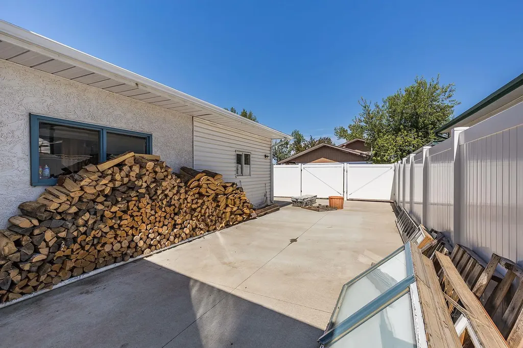 9 Rossmere Avenue SE Medicine Hat AB T1B2P4