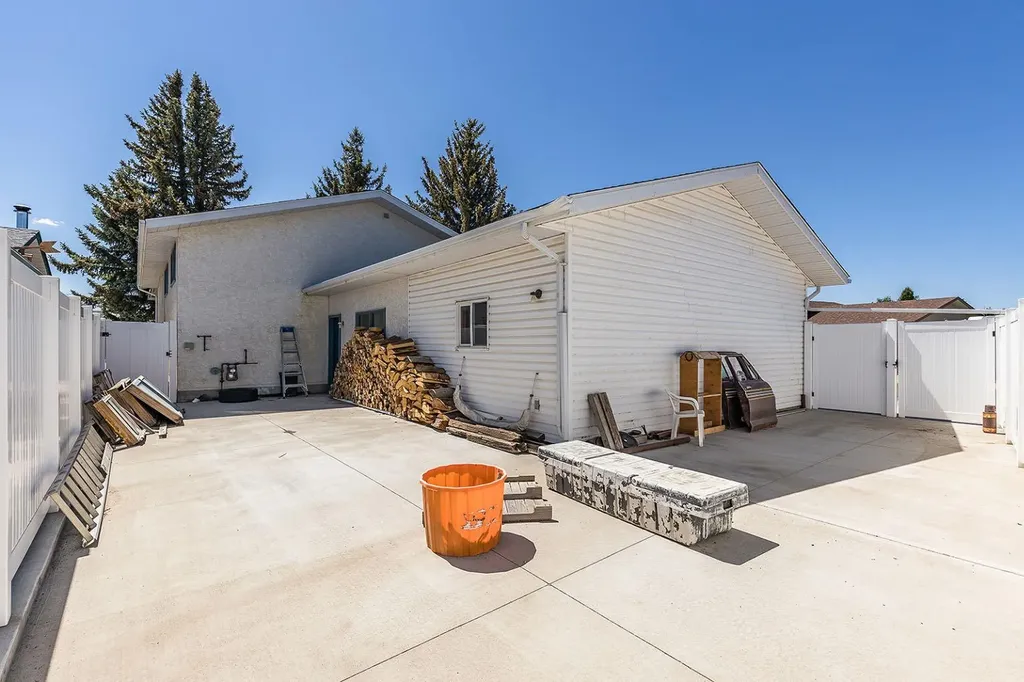 9 Rossmere Avenue SE Medicine Hat AB T1B2P4