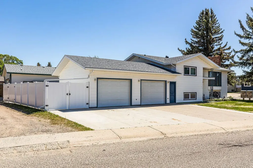 9 Rossmere Avenue SE Medicine Hat AB T1B2P4