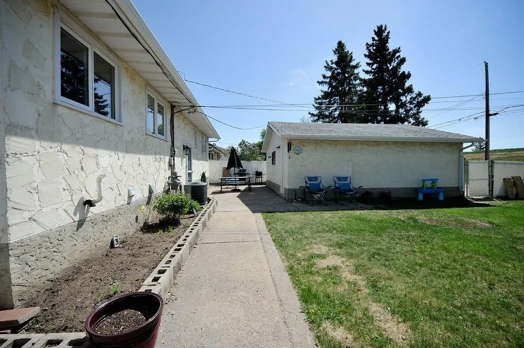 4414 67 Street Camrose AB T4V 3B3