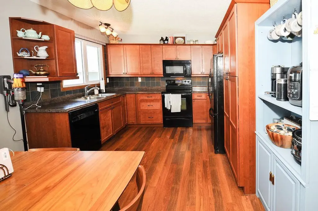 4414 67 Street Camrose AB T4V 3B3