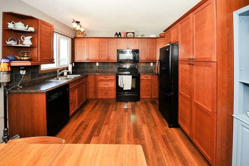4414 67 Street Camrose AB T4V 3B3