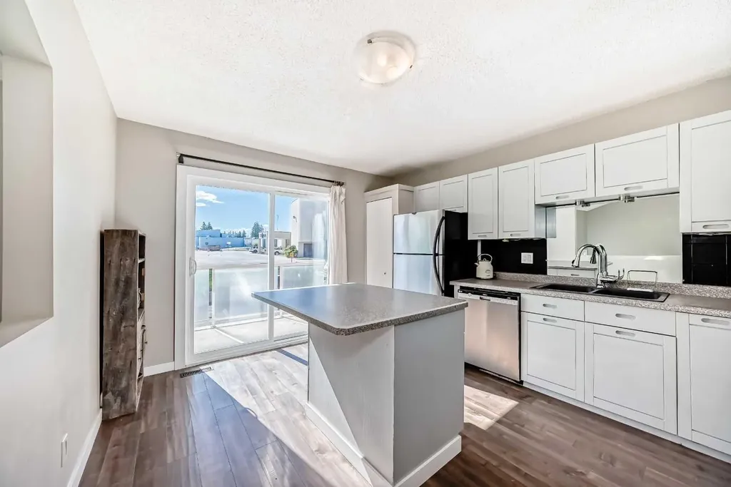 1305 Glenmore Trail SW Calgary AB T2V 4Y8