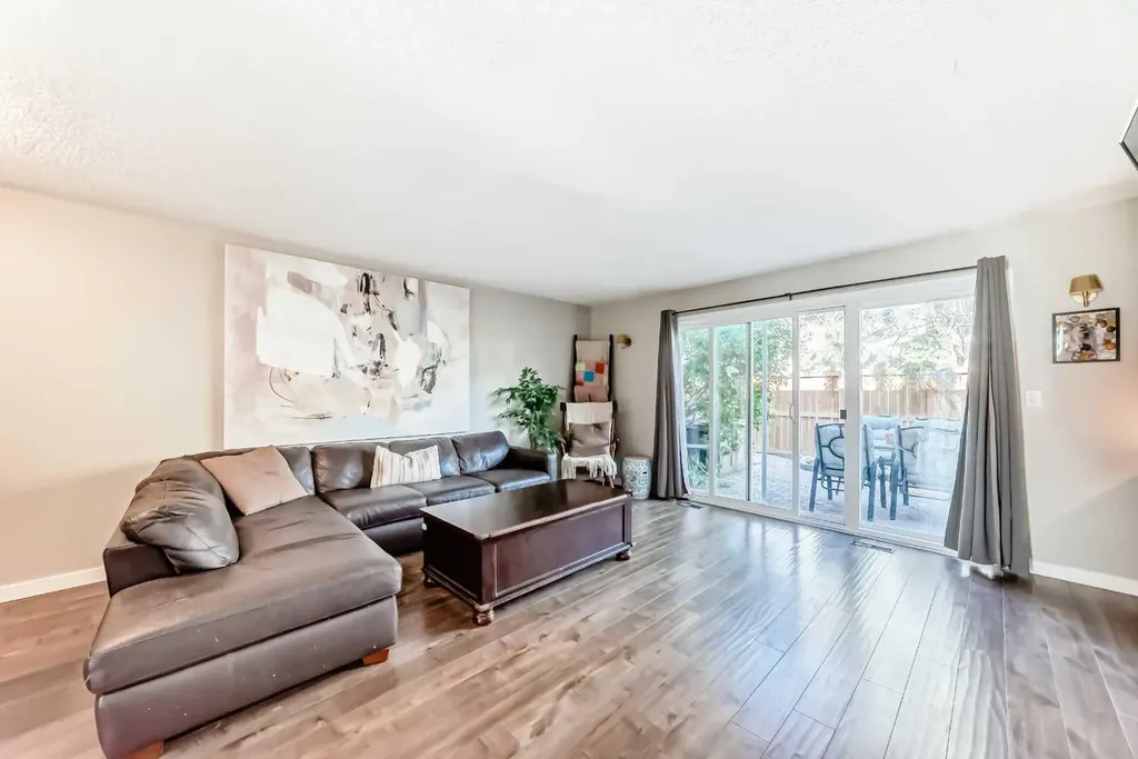 1305 Glenmore Trail SW Calgary AB T2V 4Y8