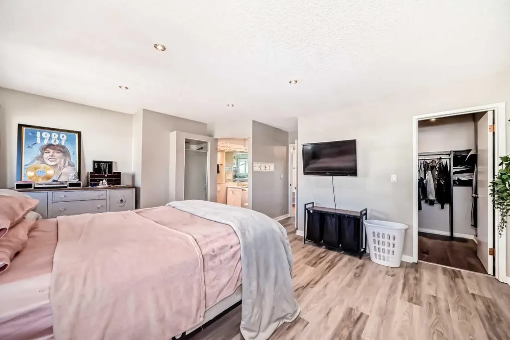 1305 Glenmore Trail SW Calgary AB T2V 4Y8