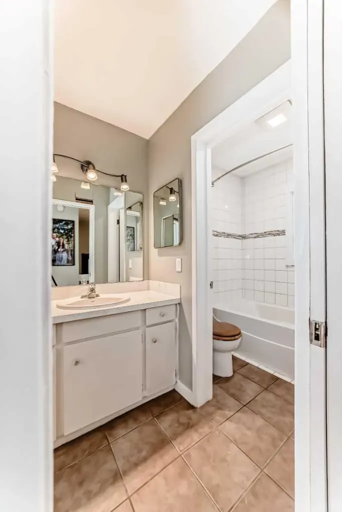 1305 Glenmore Trail SW Calgary AB T2V 4Y8
