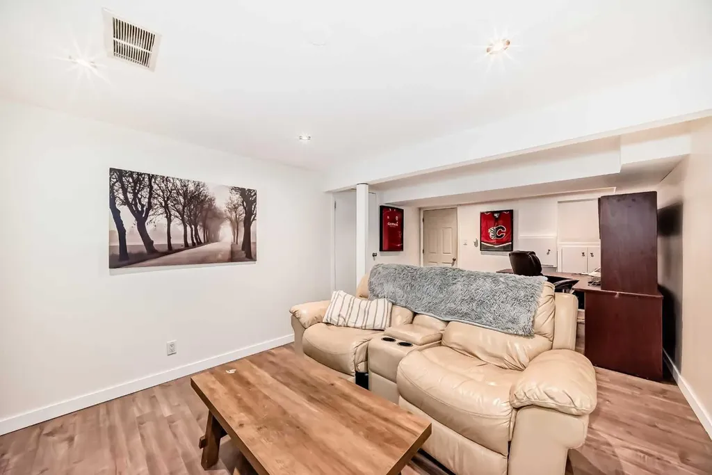 1305 Glenmore Trail SW Calgary AB T2V 4Y8
