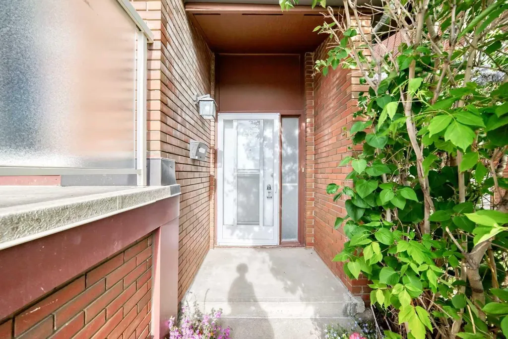 1305 Glenmore Trail SW Calgary AB T2V 4Y8
