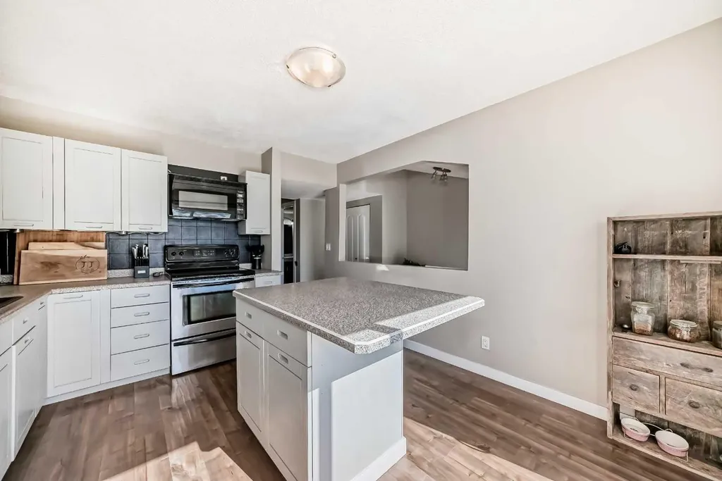 1305 Glenmore Trail SW Calgary AB T2V 4Y8