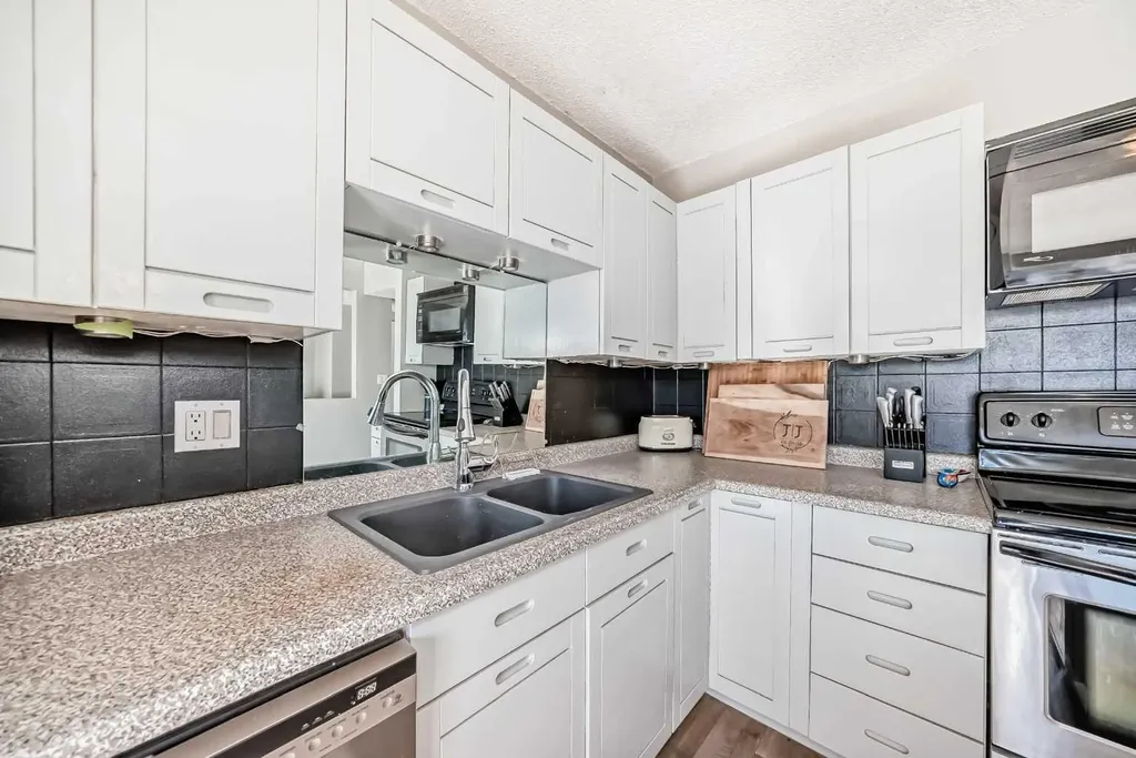1305 Glenmore Trail SW Calgary AB T2V 4Y8