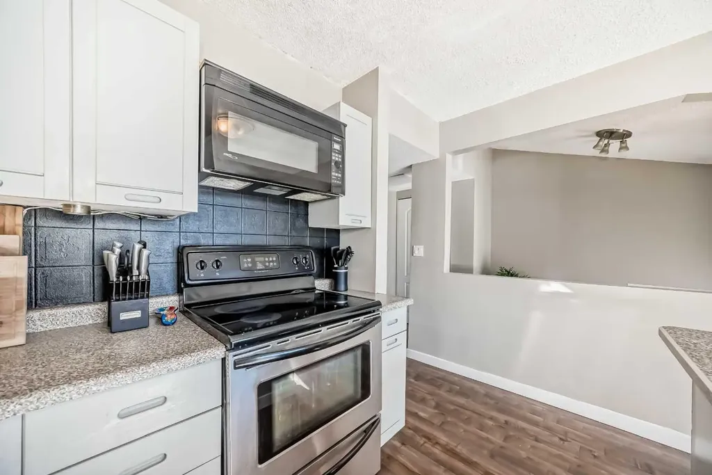 1305 Glenmore Trail SW Calgary AB T2V 4Y8
