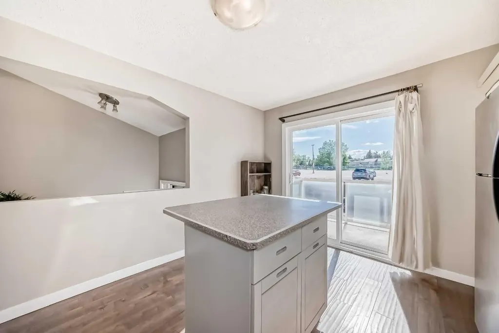 1305 Glenmore Trail SW Calgary AB T2V 4Y8