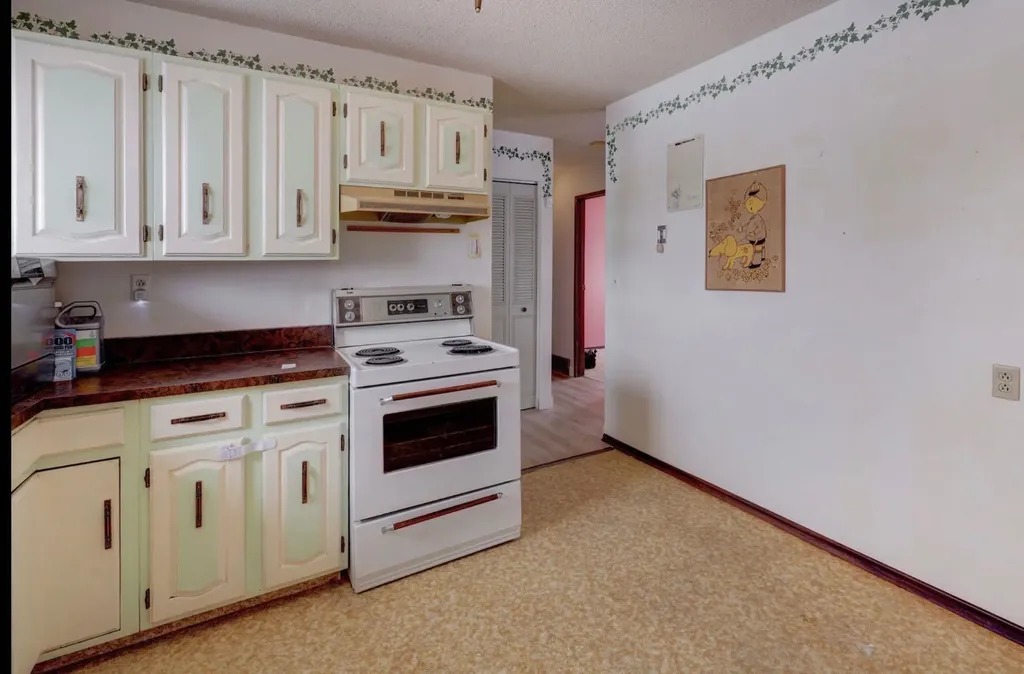 707 Bankview Drive SW Drumheller AB T0J0Y6