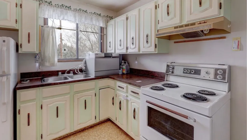 707 Bankview Drive SW Drumheller AB T0J0Y6