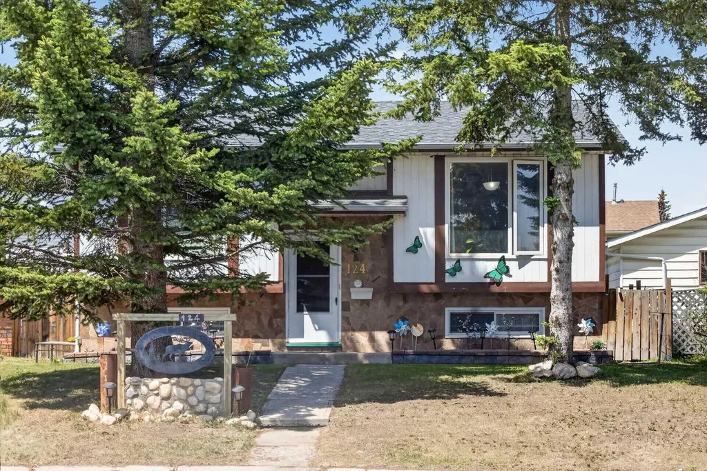 124 Falchurch Crescent NE Calgary AB T3J 1K1