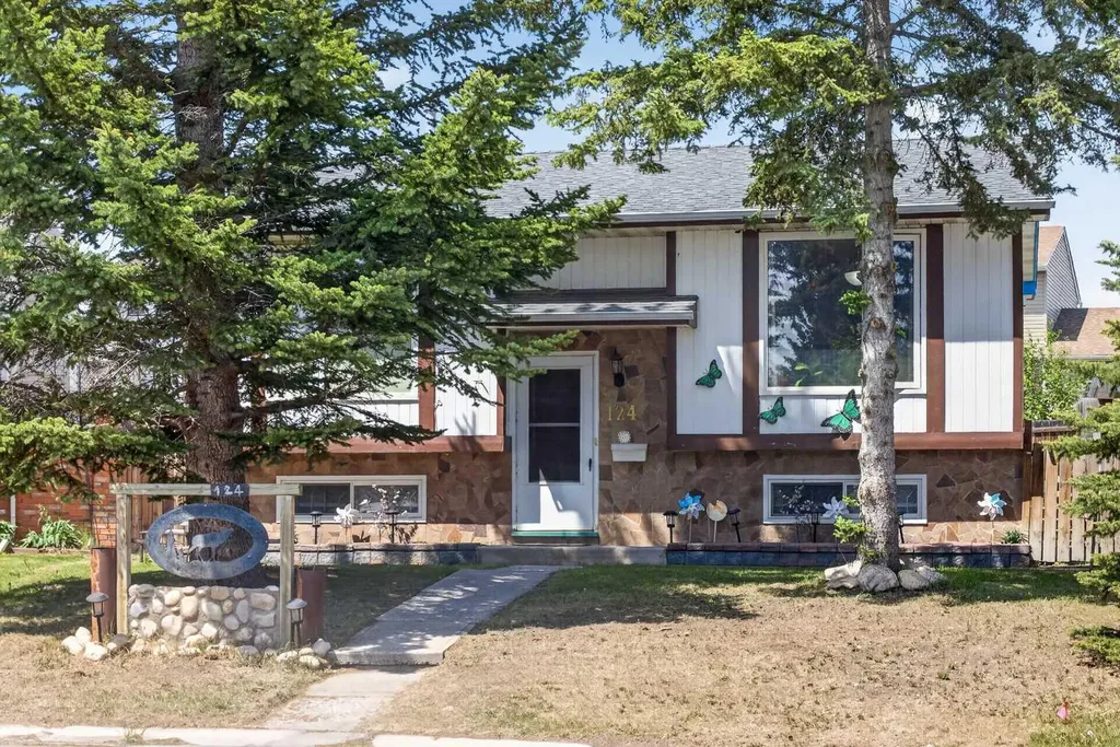 124 Falchurch Crescent NE Calgary AB T3J 1K1