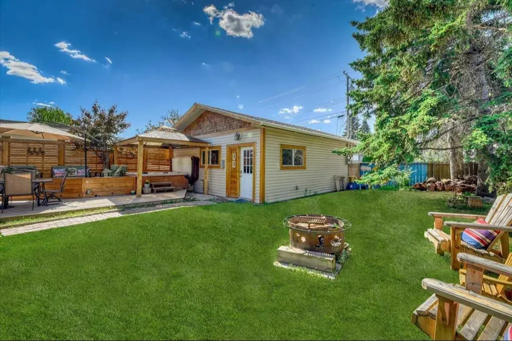 811 Southmount Place SW Calgary AB T2W0R4