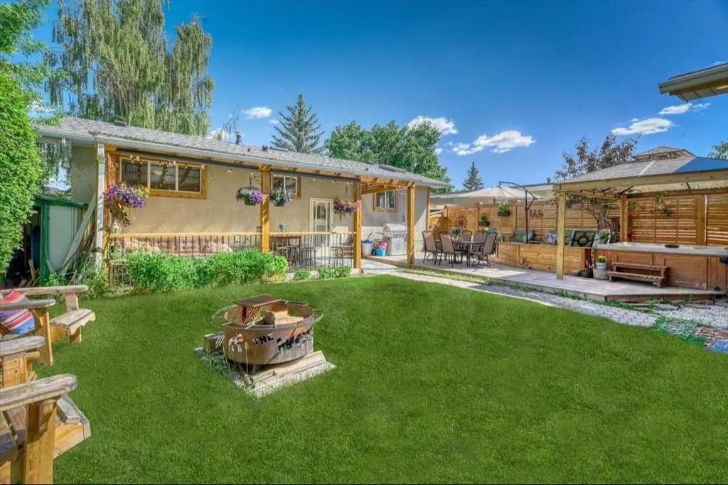 811 Southmount Place SW Calgary AB T2W0R4