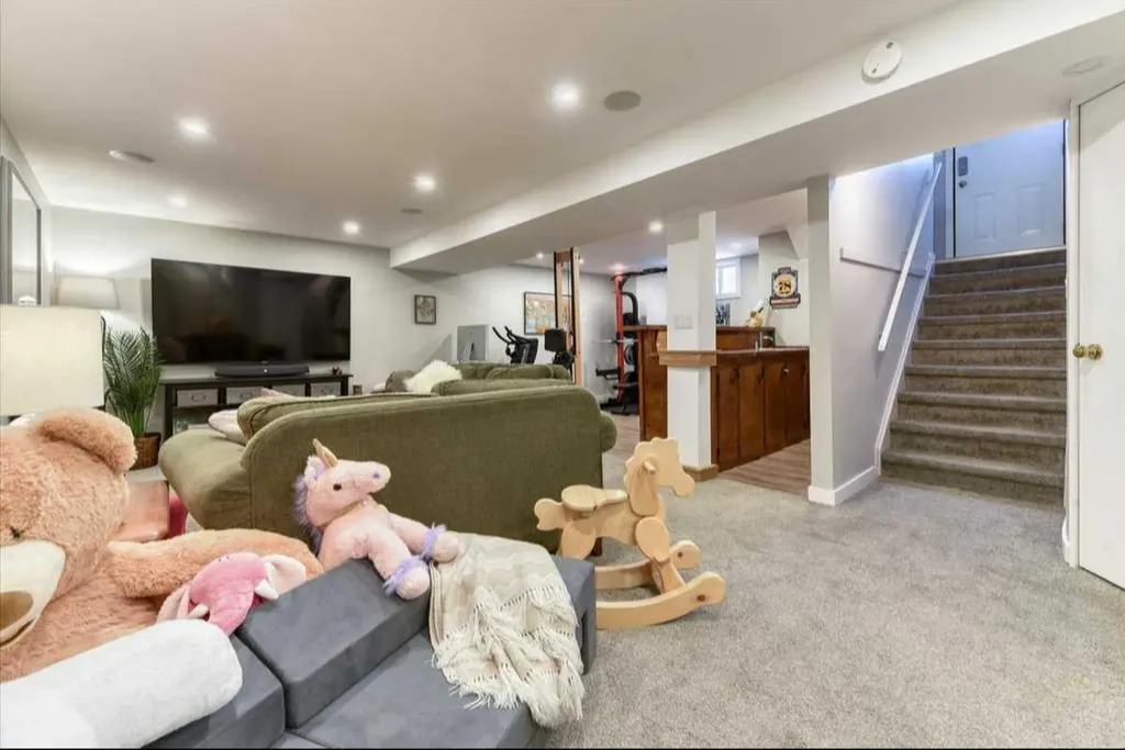 811 Southmount Place SW Calgary AB T2W0R4