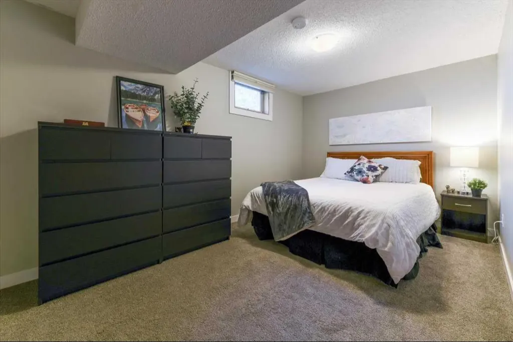 811 Southmount Place SW Calgary AB T2W0R4