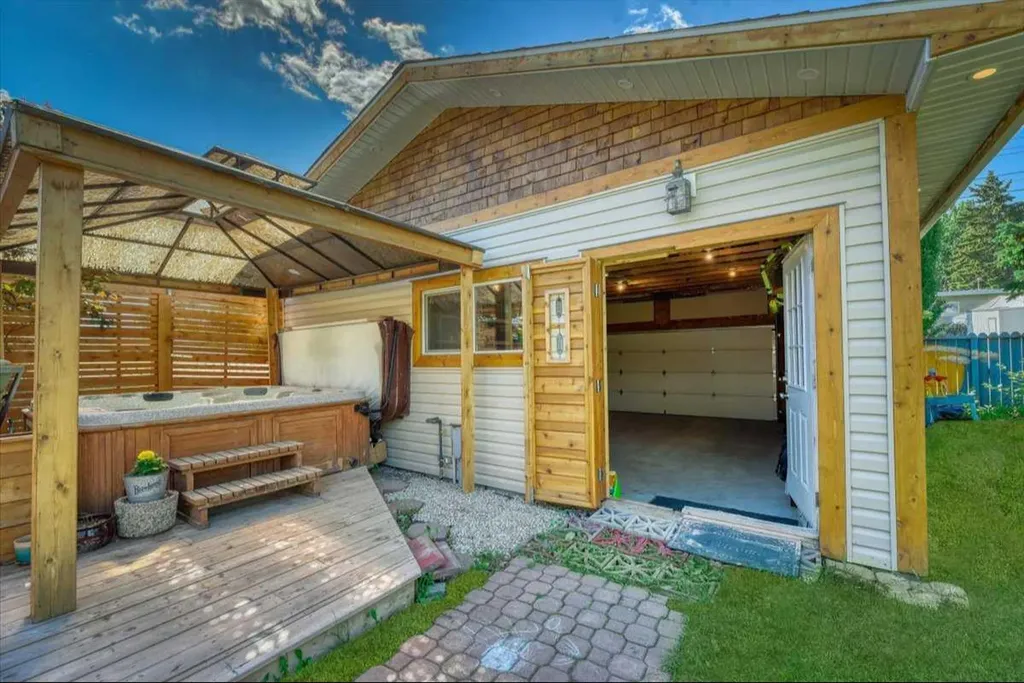 811 Southmount Place SW Calgary AB T2W0R4