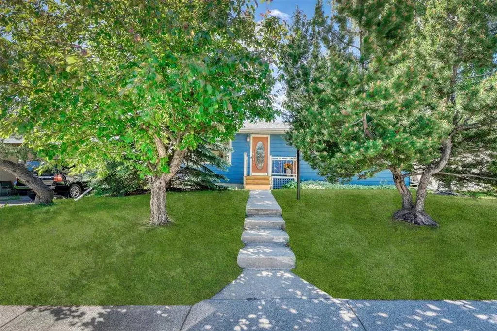 811 Southmount Place SW Calgary AB T2W0R4