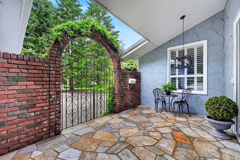 6720 Leaside Drive S Calgary AB T3E 6H5