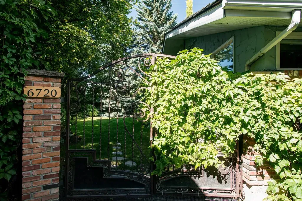 6720 Leaside Drive S Calgary AB T3E 6H5