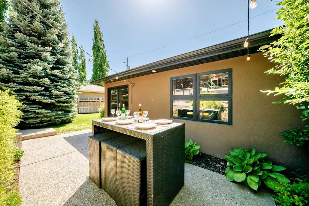 3631 12 Street SW Calgary AB T2T3P1