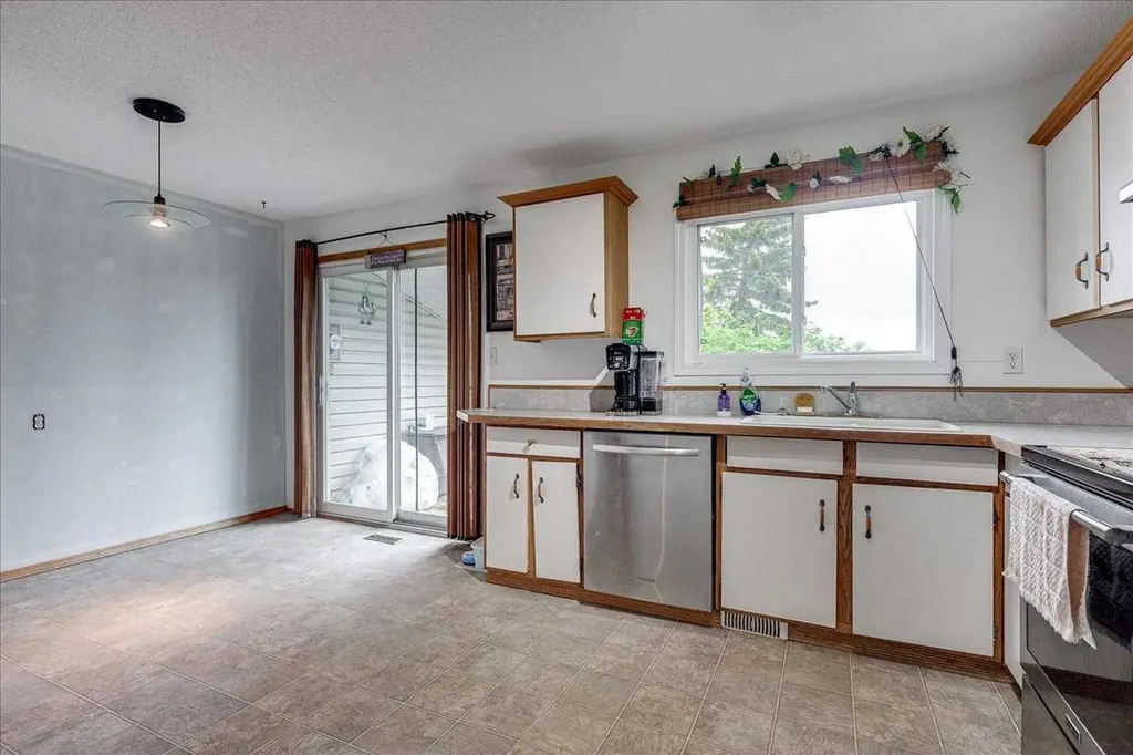 38 Heritage Drive Lacombe AB T4L 1N7