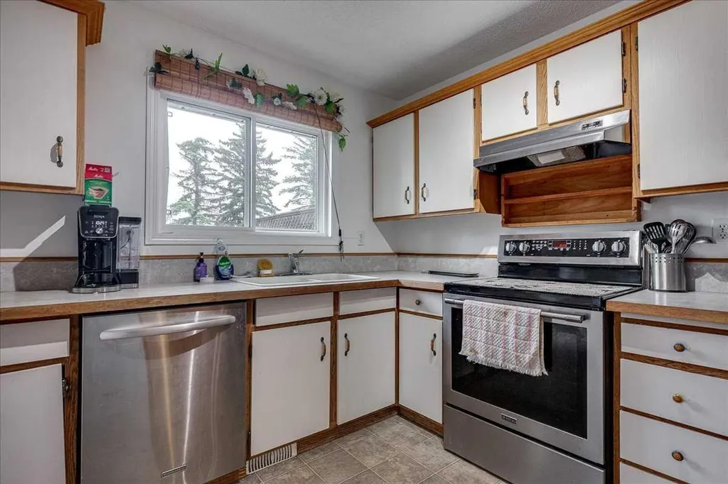 38 Heritage Drive Lacombe AB T4L 1N7