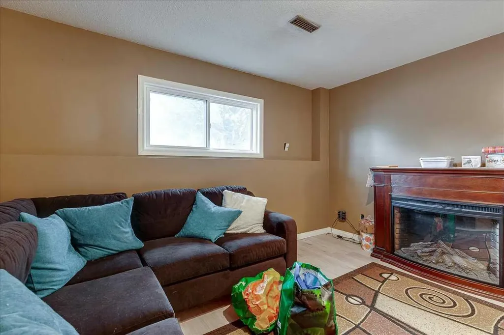 38 Heritage Drive Lacombe AB T4L 1N7