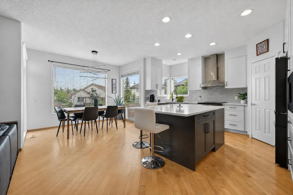 36 Somerside Bay SW Calgary AB T2Y4K6