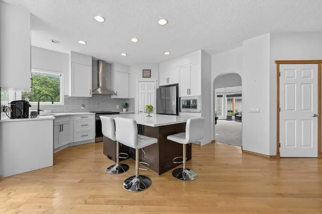 36 Somerside Bay SW Calgary AB T2Y4K6