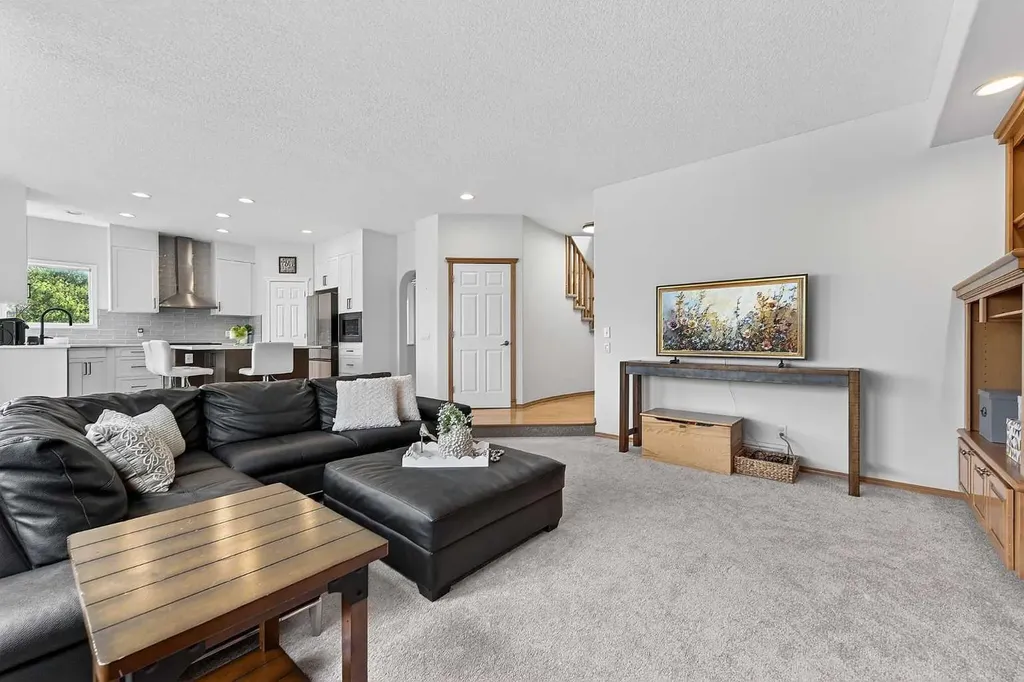 36 Somerside Bay SW Calgary AB T2Y4K6