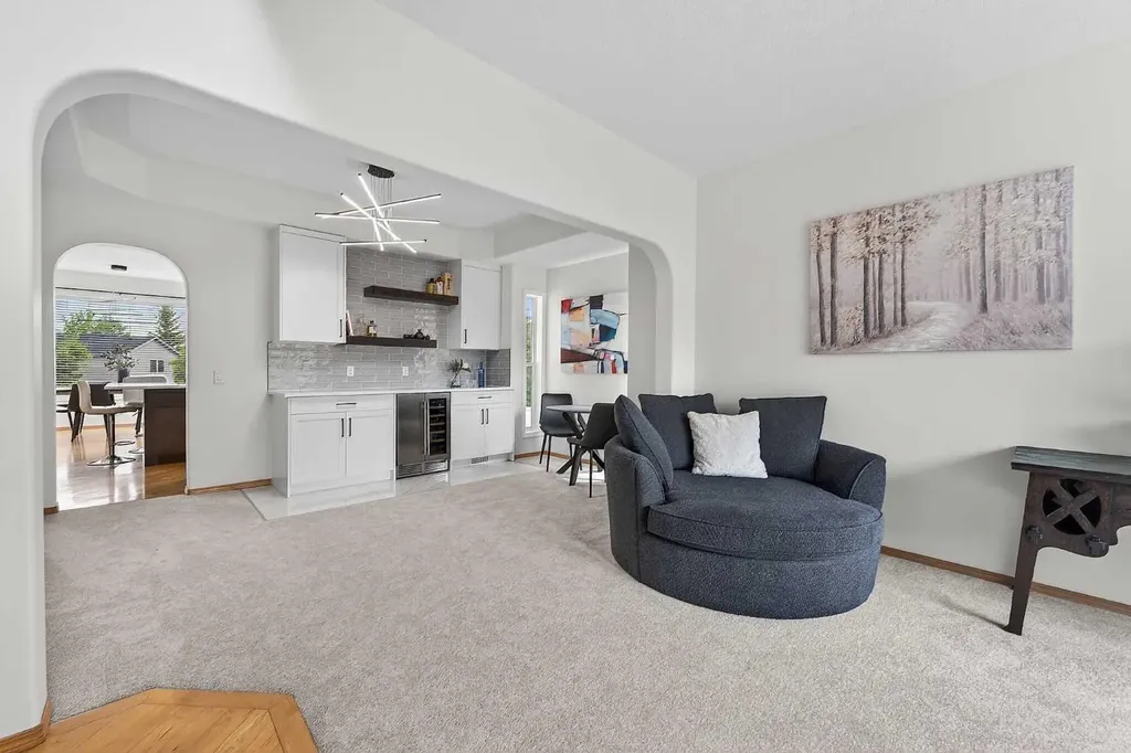 36 Somerside Bay SW Calgary AB T2Y4K6