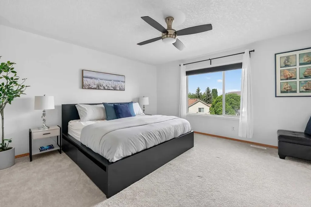 36 Somerside Bay SW Calgary AB T2Y4K6