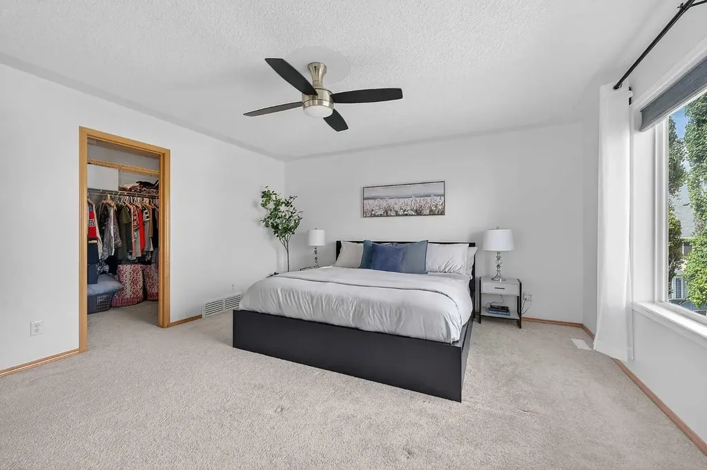 36 Somerside Bay SW Calgary AB T2Y4K6