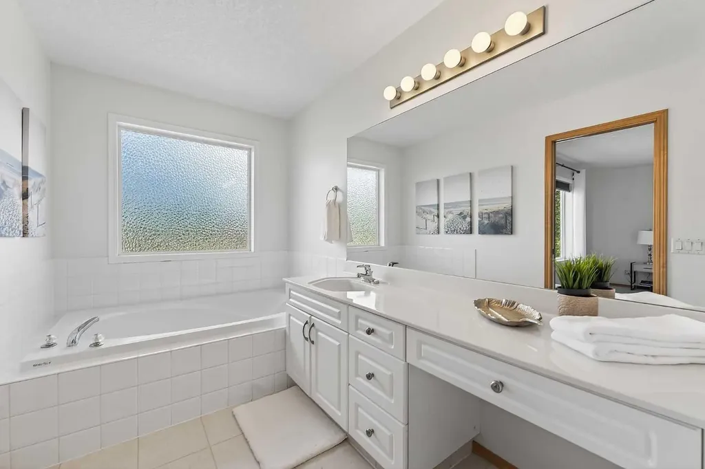 36 Somerside Bay SW Calgary AB T2Y4K6