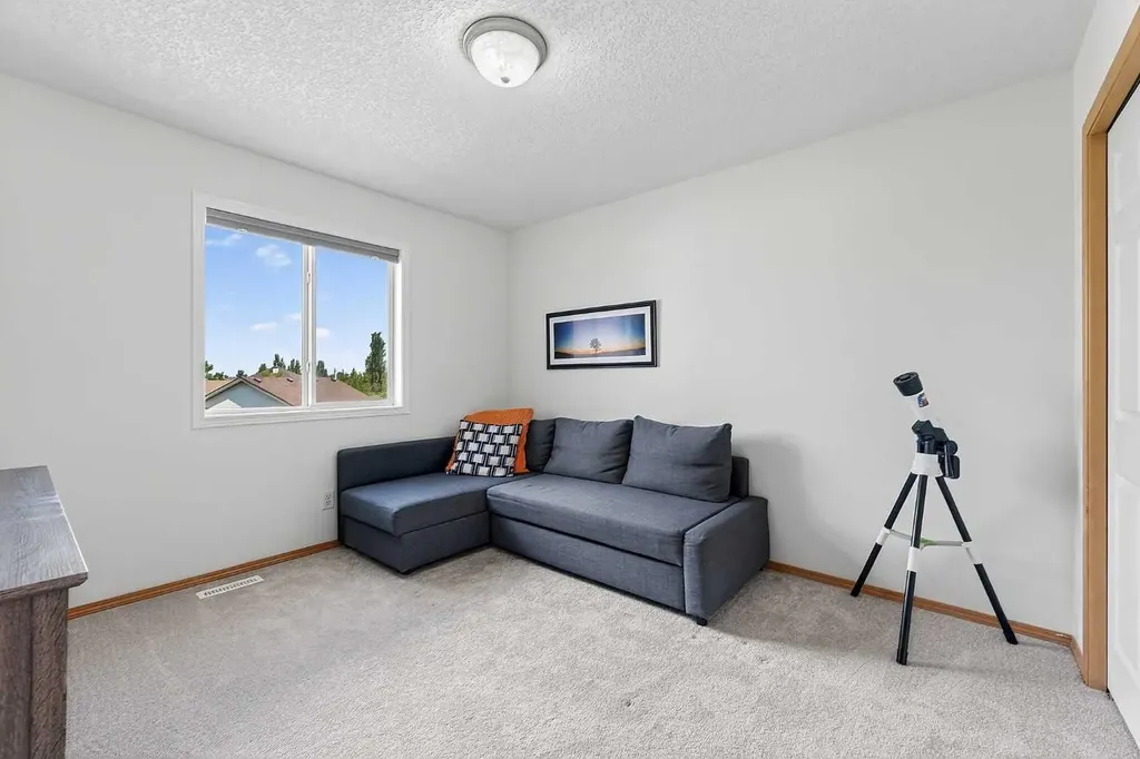 36 Somerside Bay SW Calgary AB T2Y4K6