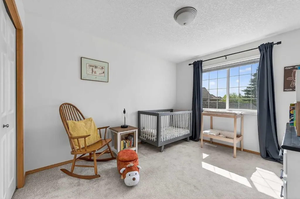 36 Somerside Bay SW Calgary AB T2Y4K6