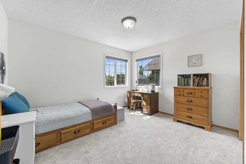 36 Somerside Bay SW Calgary AB T2Y4K6