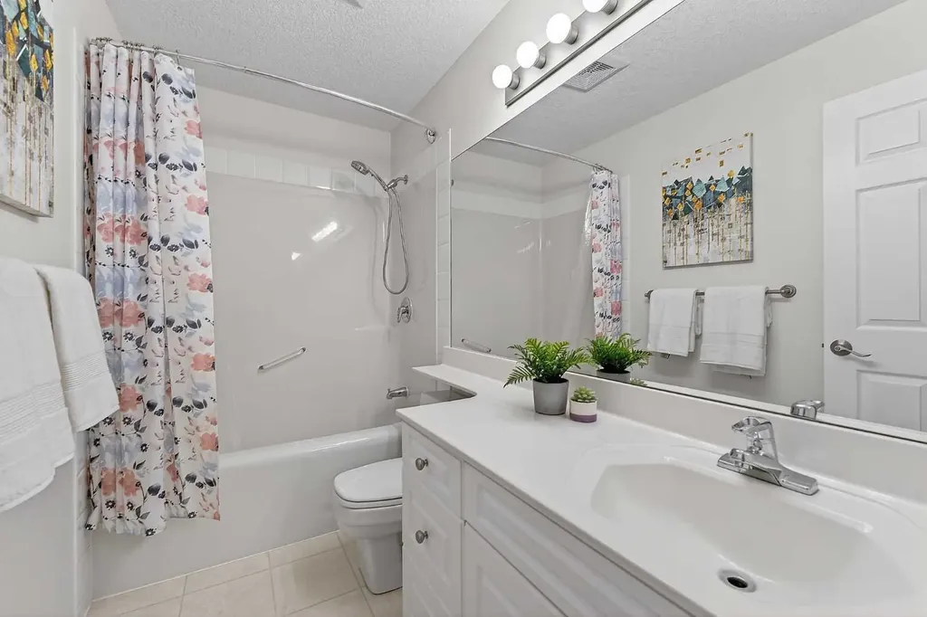36 Somerside Bay SW Calgary AB T2Y4K6
