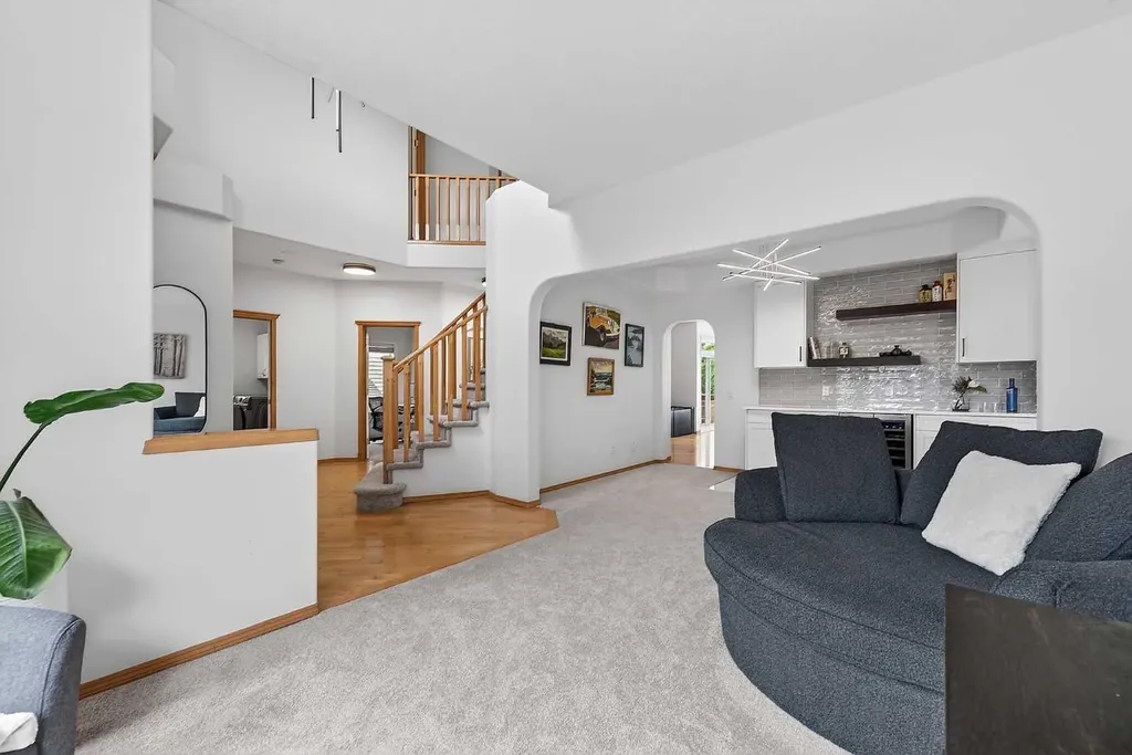 36 Somerside Bay SW Calgary AB T2Y4K6