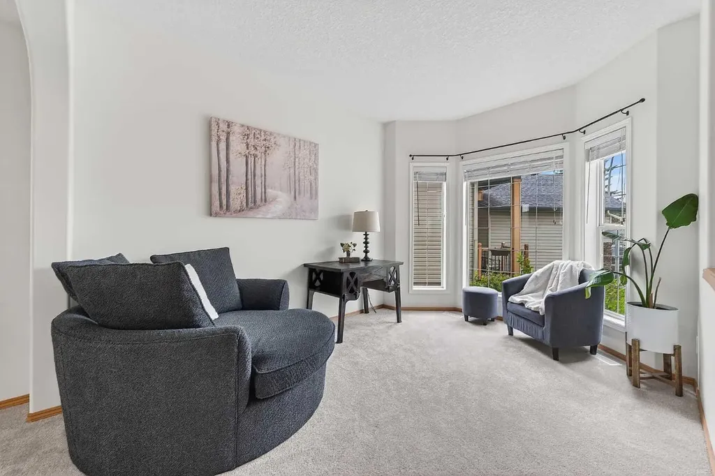 36 Somerside Bay SW Calgary AB T2Y4K6